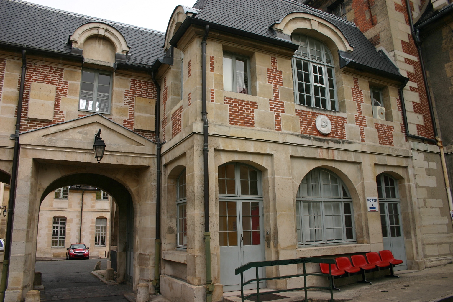 Paul Ravaut's bas-relief, Hôpital Saint Louis, Paris -  (1).JPG